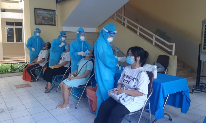 Sau 6 giờ, TP.HCM thêm 879 người mắc COVID-19, chủ yếu trong khu phong toả