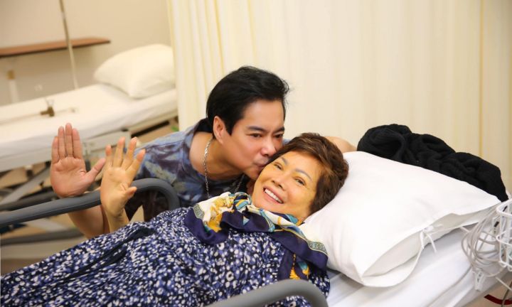 Những khoảnh khắc thấm tình mẫu tử của ca sĩ Ngọc Sơn và mẹ