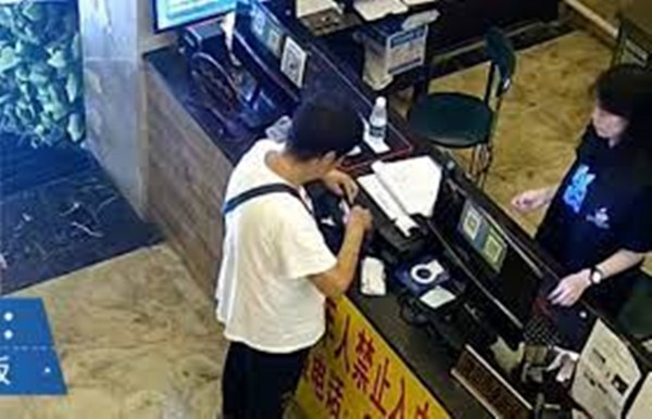 Dân mạng xót xa chuyện bà cụ 80 tuổi ngồi quán internet suốt 2 năm trời