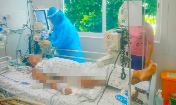 Bệnh nhi mắc COVID-19 nặng nhất Việt Nam vừa được rút ống nội khí quản