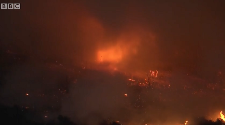 Video: Lốc xoáy lửa dữ dội hoành hành phía Tây nước Mỹ