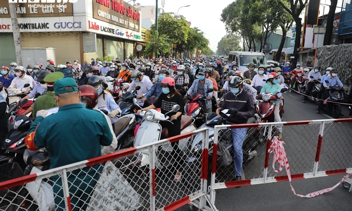 Người dân đi lại trong TP.HCM sẽ không phải kiểm tra giấy xét nghiệm COVID-19