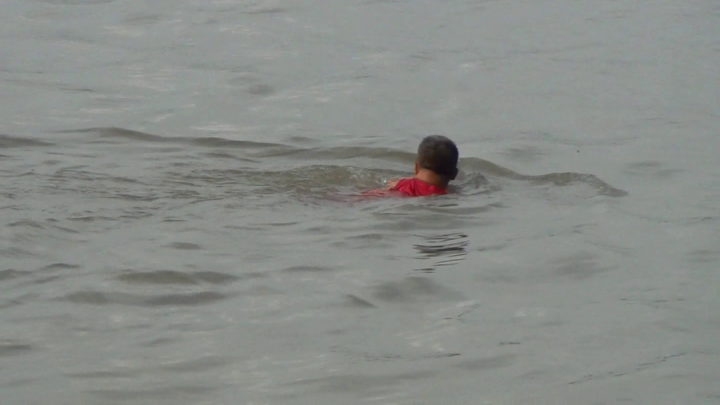 Người đàn ông nhảy xuống sông Tiền bơi đi trốn khi gặp tổ tuần tra COVID-19