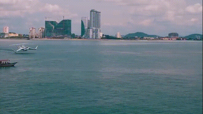 Video: Cận cảnh mẫu tàu biển lai máy bay lướt trên mặt nước 