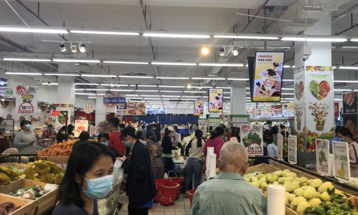 Người Sài Gòn lại đổ xô đi siêu thị, xếp hàng chờ thanh toán cả tiếng đồng hồ