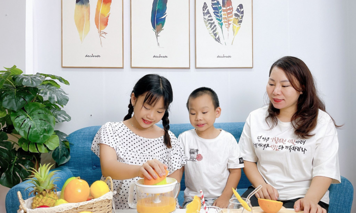 Ở nhà phòng dịch ngày giãn cách, bố mẹ cùng con thực hiện 'nhiệm vụ kép'