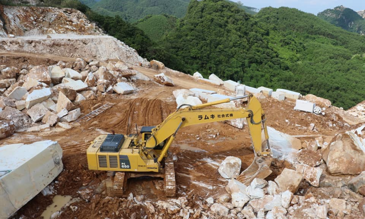 Công an Nghệ An vây bắt điểm khai thác đá trắng trái phép quy mô lớn
