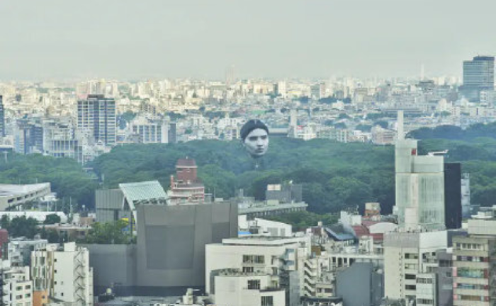 Mặt người khổng lồ ở Tokyo khiến nhiều cư dân hết hồn