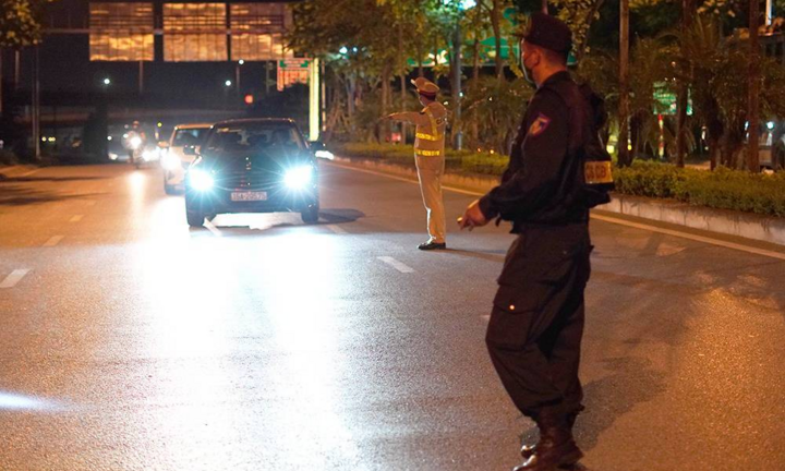 Ảnh: Chốt kiểm soát trắng đêm phòng chống COVID-19 tại cửa ngõ ra vào Hà Nội