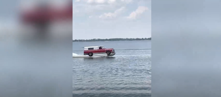 Video: Ca nô 'chở' xe hơi chạy bon bon trên mặt nước