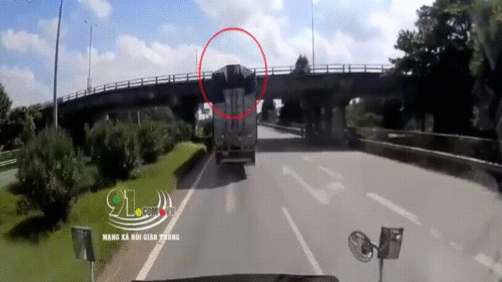 Video: Gói hàng trên xe tải văng vỡ kính container phía sau
