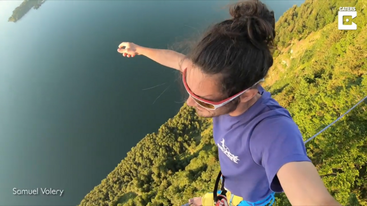 Video: Nhiếp ảnh gia mạo hiểm đi trên dây bên vách núi