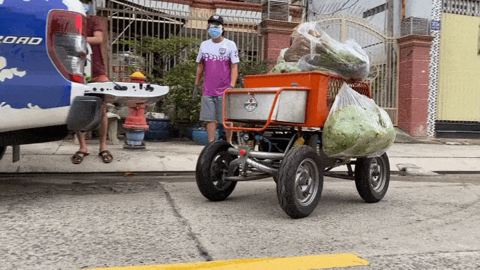 Video: Robot vận chuyển rau quả vào khu cách ly