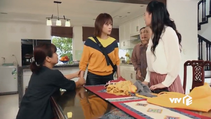 ‘Hương vị tình thân’ tập 65: Bà Bích bị buộc tội ăn cắp và đuổi việc