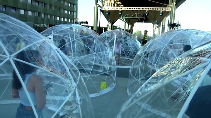 Video: Đứng trong bong bóng thưởng thức hoà nhạc ngoài trời phòng COVID-19