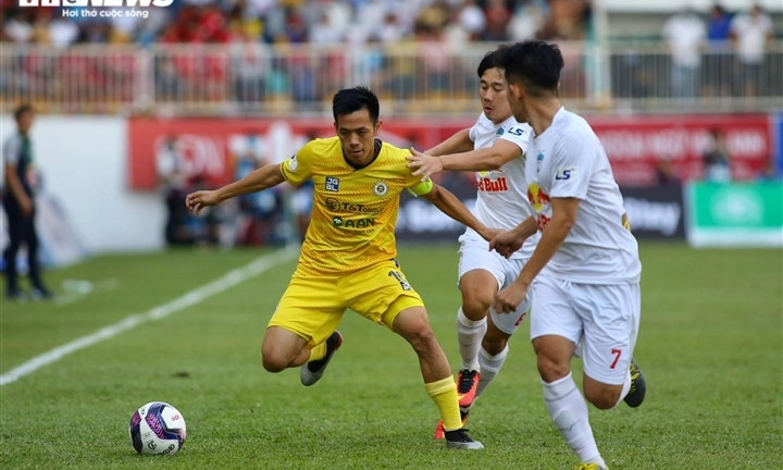 Hoãn V-League sang 2022: CLB thiệt hại nặng nề, khó đàm phán với cầu thủ