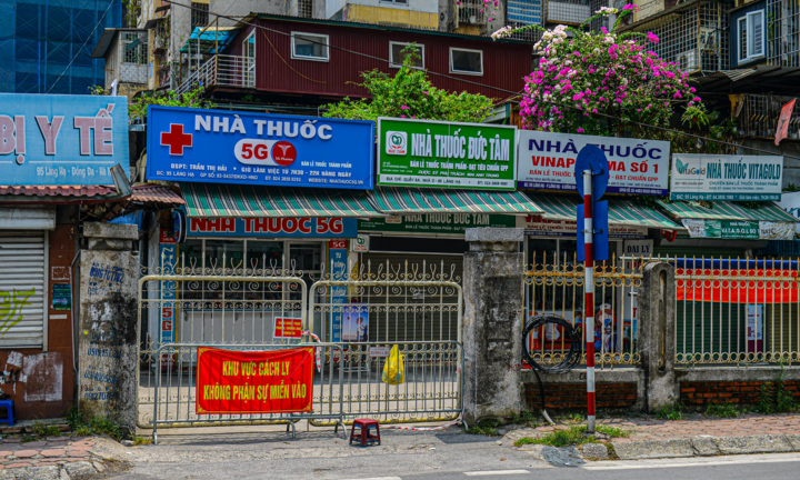 Hà Nội phong tỏa chợ thuốc trên phố Láng Hạ và các hộ dân liên quan ca COVID-19