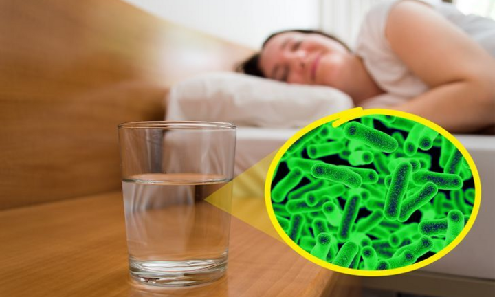 Vì sao không nên để cốc nước qua đêm gần giường ngủ?
