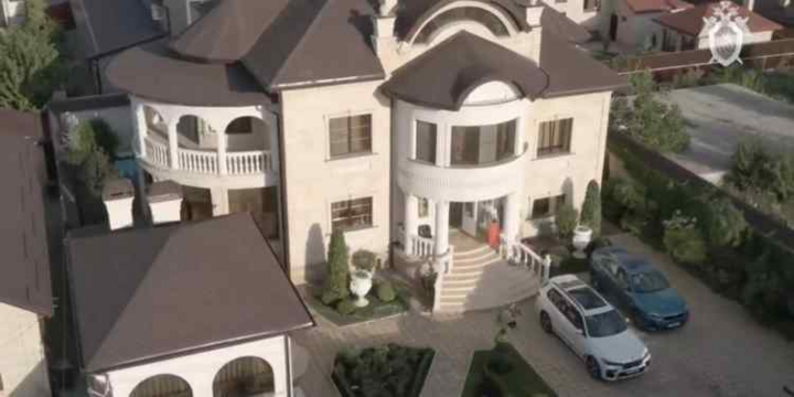 Choáng với nhà như cung điện, toilet dát vàng của cảnh sát Nga 