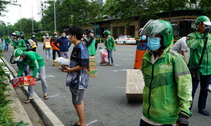 Ảnh: Shipper tất bật vận chuyển hàng hóa vào các bệnh viện dã chiến ở TP.HCM