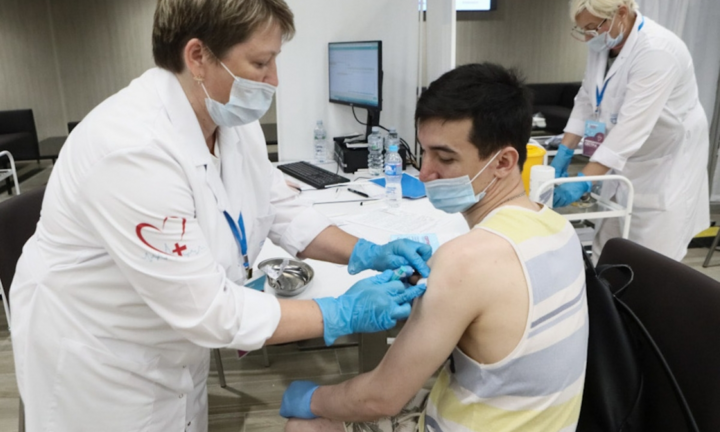 Nga chật vật chiến đấu với biến thể Delta của COVID-19 cả về y tế và tâm lý