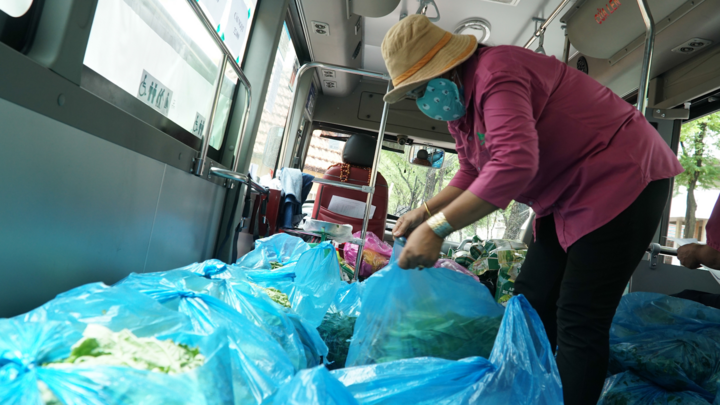 Video: Biến xe buýt thành cửa hàng rau quả di động bán khắp TP.HCM 