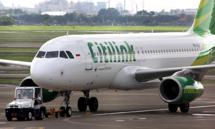 Người nhiễm COVID-19 cải trang thành vợ mình để lên máy bay 