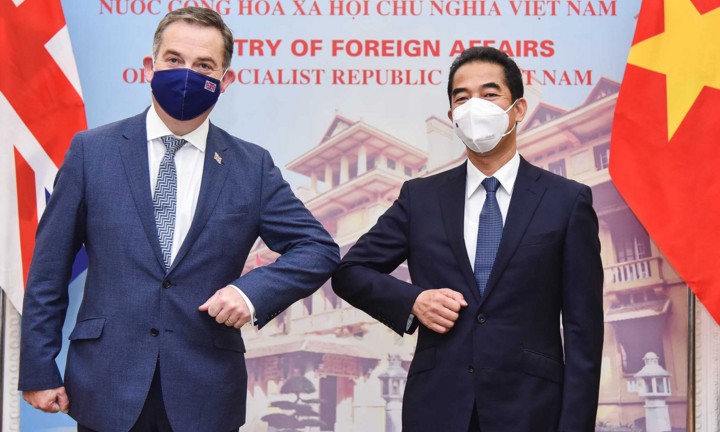 Đề nghị Anh hỗ trợ Việt Nam tiếp cận nguồn cung vaccine COVID-19