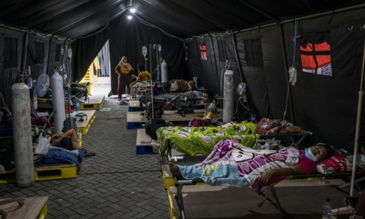 Cùng có 50.000 ca nhiễm COVID-19/ngày, hoàn cảnh của Indonesia khác xa Anh