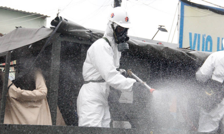 Ảnh: Bắt đầu phun khử khuẩn hơn 1.000km đường ở TP.HCM