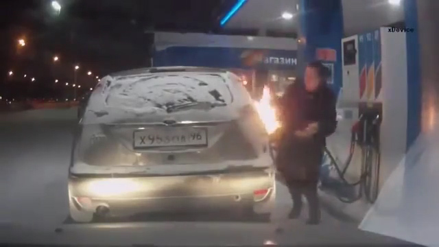 Video: Dùng bật lửa soi bình xăng, xe hơi bốc cháy dữ dội