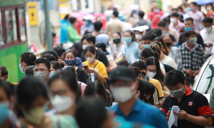 Dòng người xếp hàng dài tiêm vaccine COVID-19: Giám đốc Bệnh viện E nói gì?