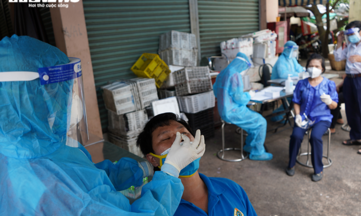 Test nhanh cho tiểu thương chợ Bình Thới, TP.HCM phát hiện 8 ca dương tính
