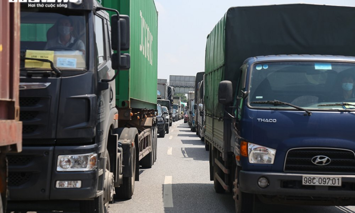 Ảnh: Nhiều xe vào Hà Nội phải quay đầu, cầu Phù Đổng ùn tắc kéo dài