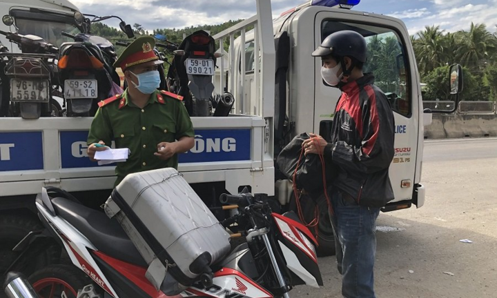 Hơn 650 người chạy xe từ vùng dịch về Quảng Ngãi, một người mắc COVID-19