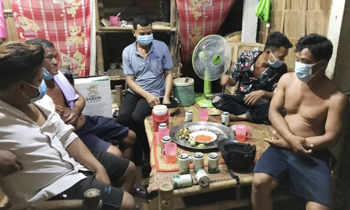 Ăn nhậu trong lúc giãn cách, 5 người bị phạt 75 triệu đồng