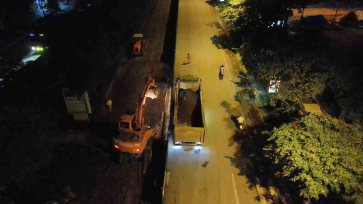 Video: Xuyên đêm mở rộng tuyến đường đẹp nhất Thủ đô