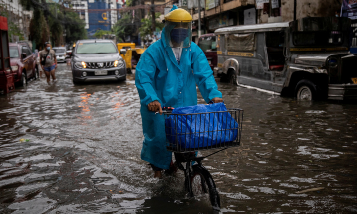 Đang vật lộn với COVID-19, thủ đô Philippines lại phải gồng mình chống mưa bão