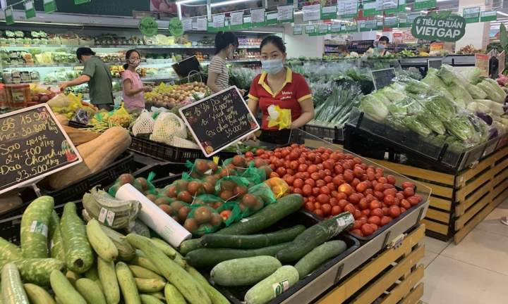 Ảnh: Rau xanh, thịt cá... đầy ắp siêu thị Hà Nội trong ngày đầu giãn cách xã hội