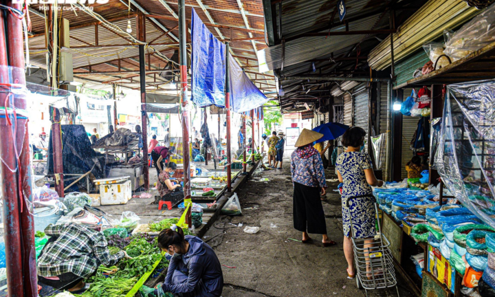  Video: Tiểu thương chợ dân sinh ở Hà Nội lắp tấm chắn bằng nilon phòng dịch
