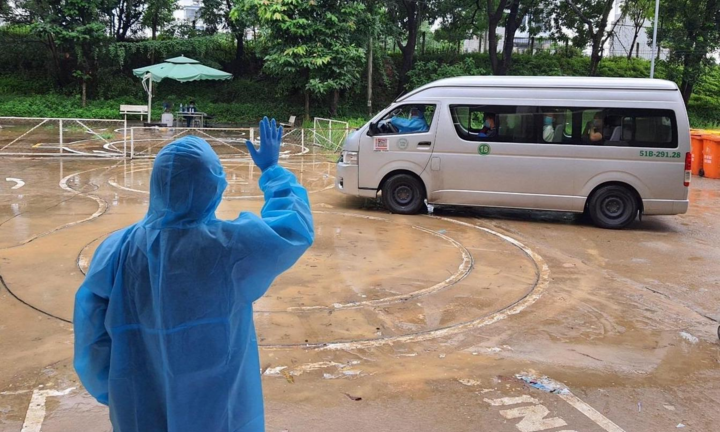 F0 ở TP.HCM bật khóc khi khỏi bệnh, được trở về nhà