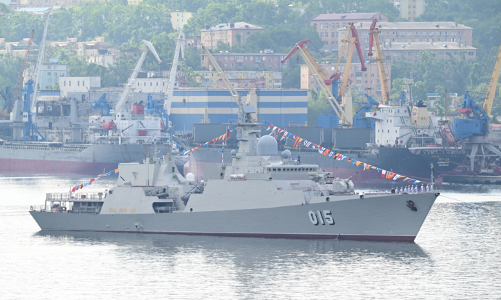 Đội hình tàu chiến Việt Nam tham dự lễ duyệt binh hải quân ở Nga