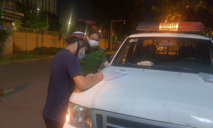 TP.HCM áp dụng không ra đường sau 18h: Nhiều người bị dừng xe, xử phạt