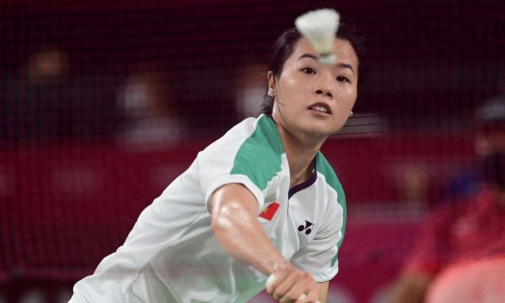 Thua tay vợt số 1 thế giới, 'hot girl' cầu lông Thùy Linh vẫn nhận mưa lời khen