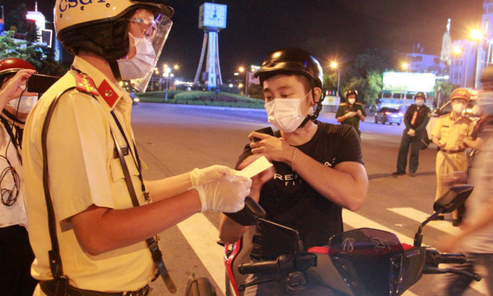 TP.HCM: Người đàn ông ra đường sau 18h để rút tiền bị phạt 2 triệu đồng