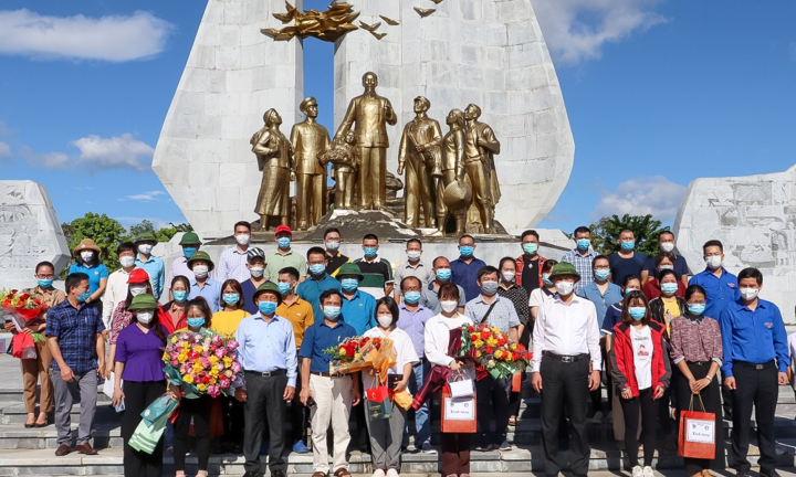 Ảnh: 29 bác sĩ, điều dưỡng Quảng Bình lên đường chi viện TP.HCM chống dịch 