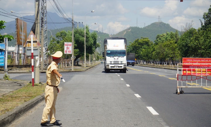 Tráo tài xế để đưa xe hàng từ TP.HCM qua chốt kiểm soát vào Đà Nẵng