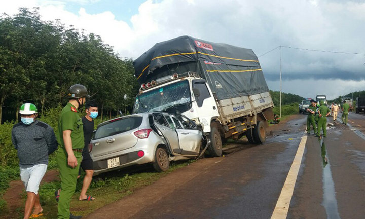 Ô tô con tông trực diện xe tải, 3 người chết tại chỗ