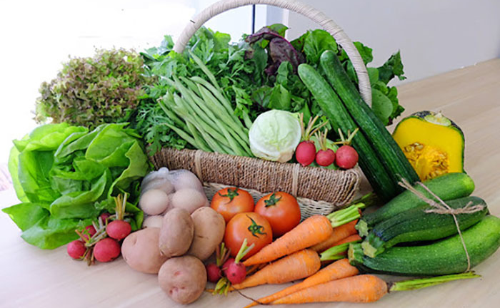 Tiệm bán hoa, hàng sửa điện thoại chuyển sang bán rau, cá để tồn tại 