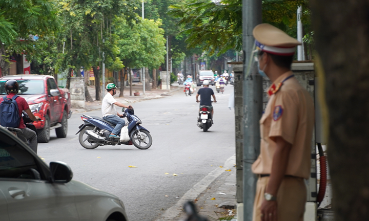 Ảnh: Người ra đường không lý do vội vàng quay đầu xe né chốt kiểm soát ở Hà Nội